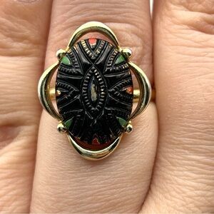 Vintage Sarah Coventry Black Oval Gold Tone Adjustable Ring around a Size 8